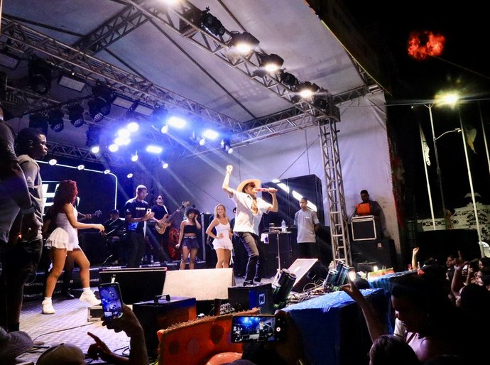 Cantor Theuzinho lota QG da Folia no sábado de Carnaval em Palmeira dos Índios