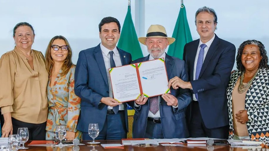 Lula sanciona lei que restringe uso de celular em escolas