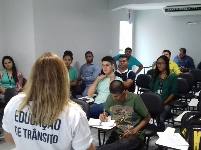 SMTT realiza palestra sobre comportamento no trânsito