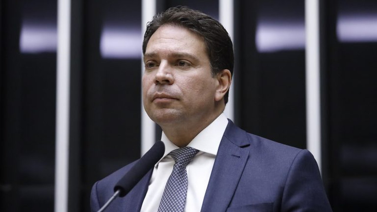 Fora do país, Ramagem apresentou à Câmara notas em postos de gasolina no Rio no mesmo horário de votações
