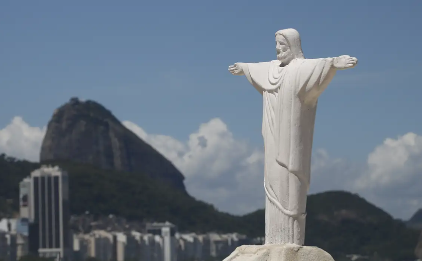 Cristo Redentor exibe votos de Luciano Huck, Xuxa e Fernanda Torres para 2025