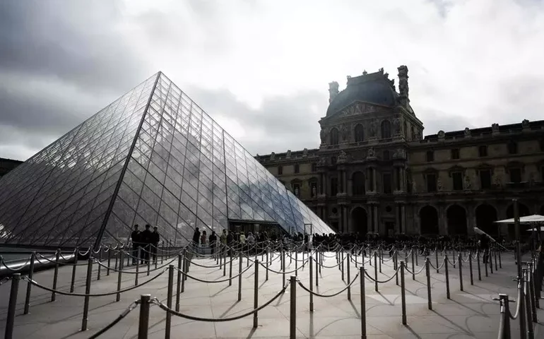 Museu do Louvre fecha galeria Campana por 'fragilidades'