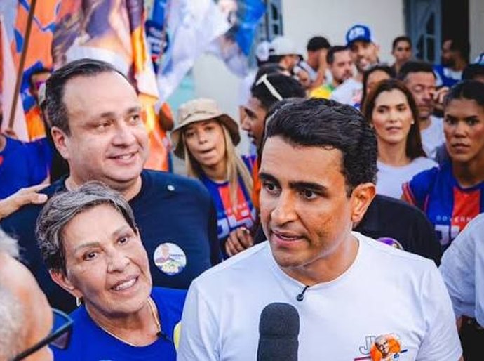 JHC inventa discurso genérico para driblar resposta sobre apoio a Flávio Bolsonaro