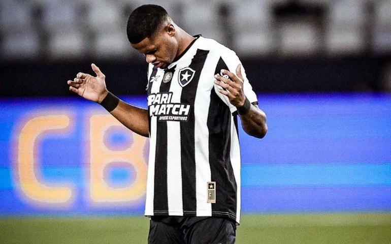 Júnior Santos e Eduardo batem bola, ficam perto de retornar e animam torcedores do Botafogo