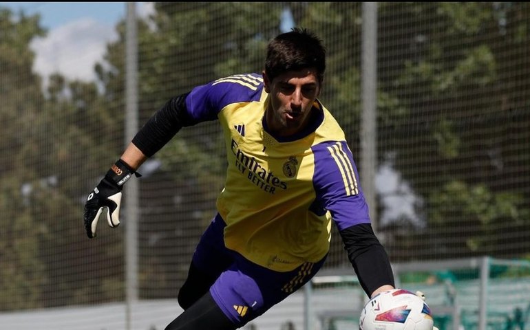 Courtois treina entre os titulares do Real Madrid para a final da Liga dos Campeões