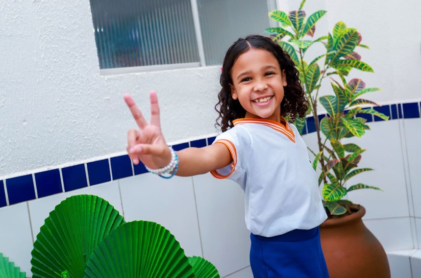 Saiba quem é a aluna de escola pública em AL que viralizou pela fluência em inglês