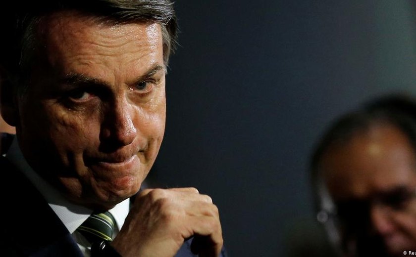Bolsonaro revoga trecho de MP que permite suspender contrato de trabalho