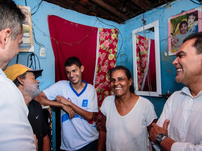 Governador visita estudante em São Sebastião e reforça compromisso com a educação