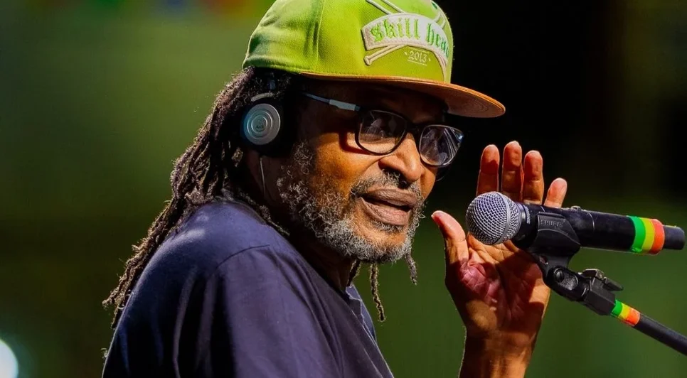 : Internado após passar mal ao voltar de show na Concha Acústica, cantor segue em observação por precaução
