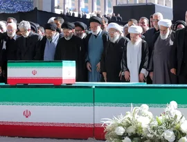 3 filhos de Khamenei aparecem em funeral, mas guia supremo segue recluso