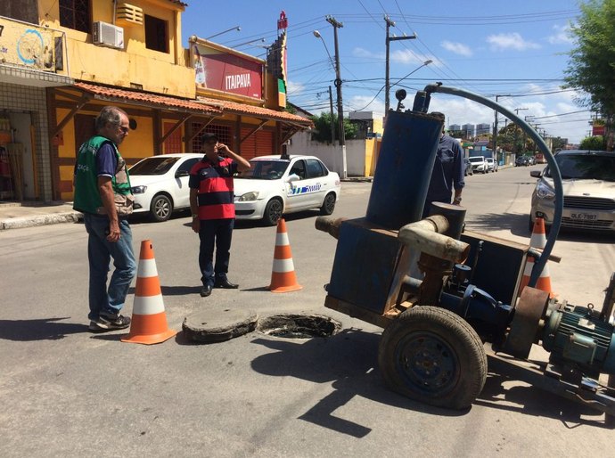 Prefeitura de Maceió fiscaliza o transbordo de esgoto no bairro do Poço