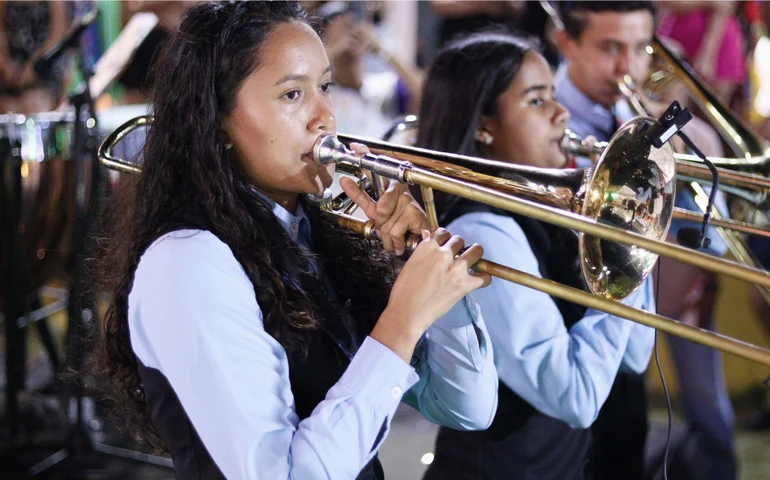 Primeira mulher formada pelo Vamos Fazer Arte é aprovada como sargento da Aeronáutica