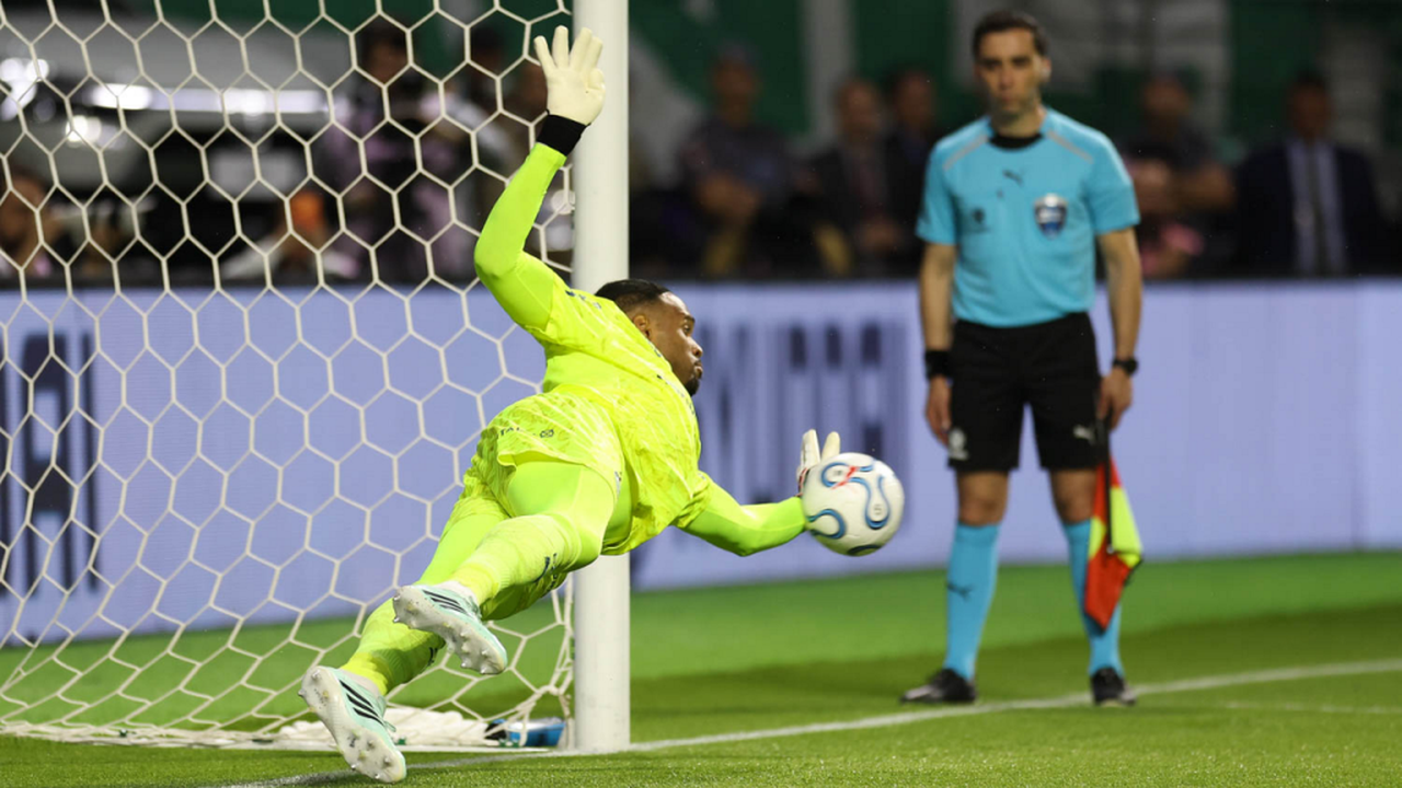 Carlos Miguel iguala marca histórica de Marcos no Palmeiras