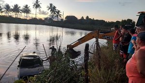 Carro cai em viveiro de camarão no município de Santo Amaro das Brotas