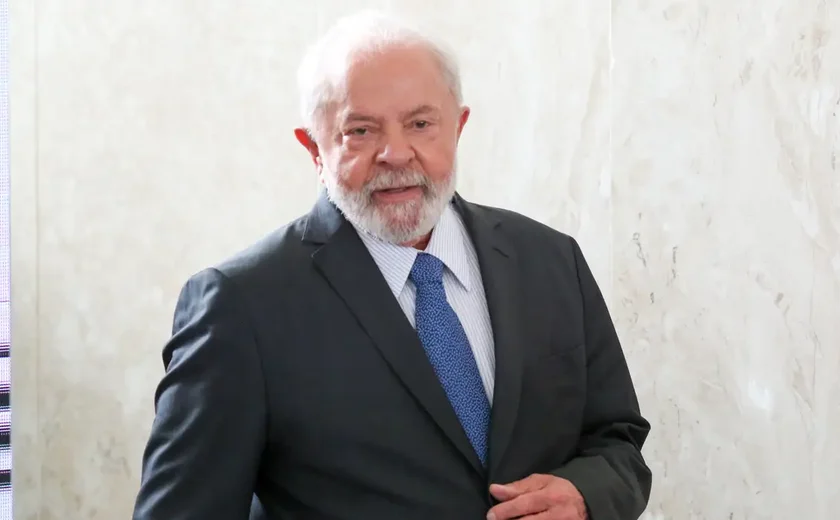 Lula comparece a jantar comemorativo do aniversário da Revolução dos Cravos