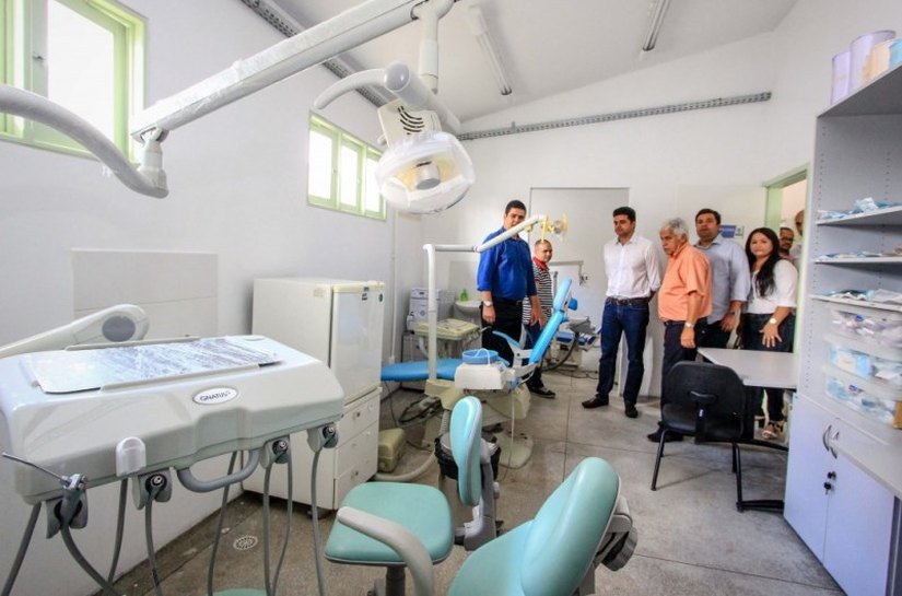 Rui Palmeira entrega USF e autoriza obra em quadra no Selma Bandeira