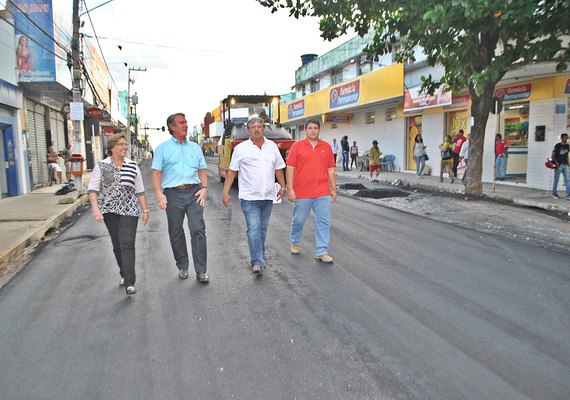 Célia Rocha acompanha andamento de obras pelo Centro de Arapiraca