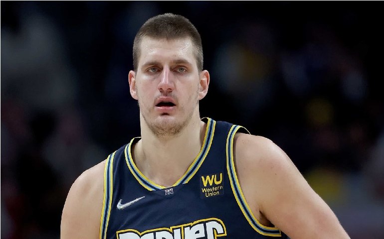 Jokic faz 27º triplo-duplo da temporada, mas falha no fim e Denver perde dos Nets
