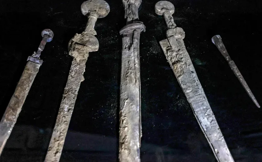 Espadas de 1,9 mil anos são encontradas em caverna de Israel