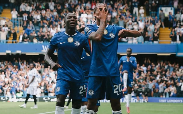 João Pedro marca e Estêvão sai aplaudido de pé em triunfo do Chelsea sobre o Fulham