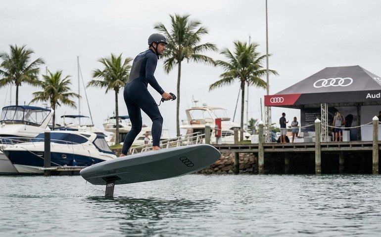 Audi lança prancha elétrica 'voadora' no Brasil sob encomenda