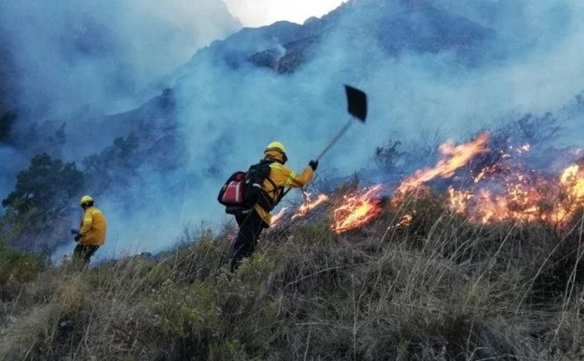 Bombeiros do Peru controlam incêndio que ameaçava Machu Picchu; alerta continua