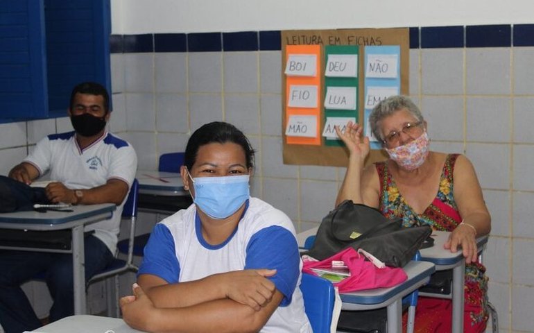 Estudantes da Educação de Jovens, Adultos e Idosos participam de avaliação da aprendizagem