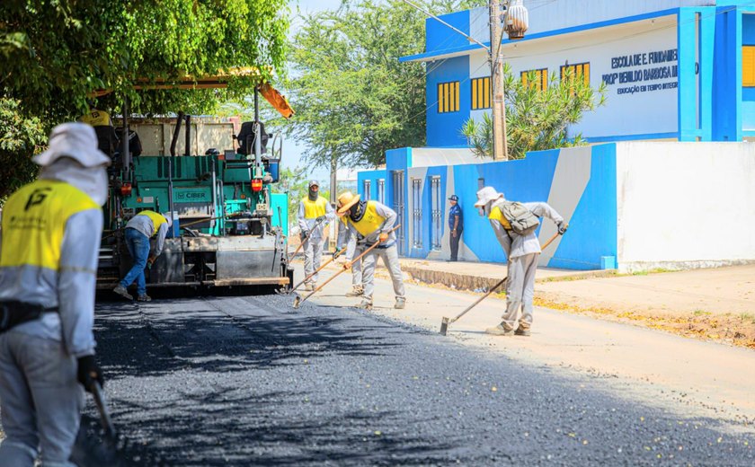 Obras de pavimentação asfáltica e construção de creche avançam em Arapiraca