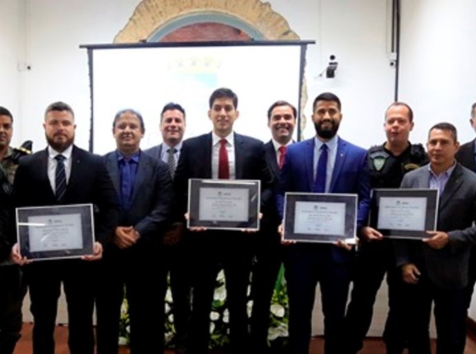 Presidente da CMM homenageia delegados e policiais civis por atos heroicos no desempenho das funções
