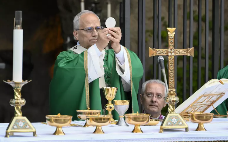 Carro do papa Leão XIV enguiça após celebração em Roma