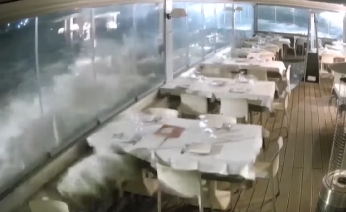 Veja momento em que onda invade restaurante na Itália