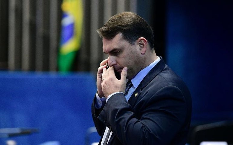 Flávio Bolsonaro confirma no Twitter que Frederick Wassef deixou sua causa