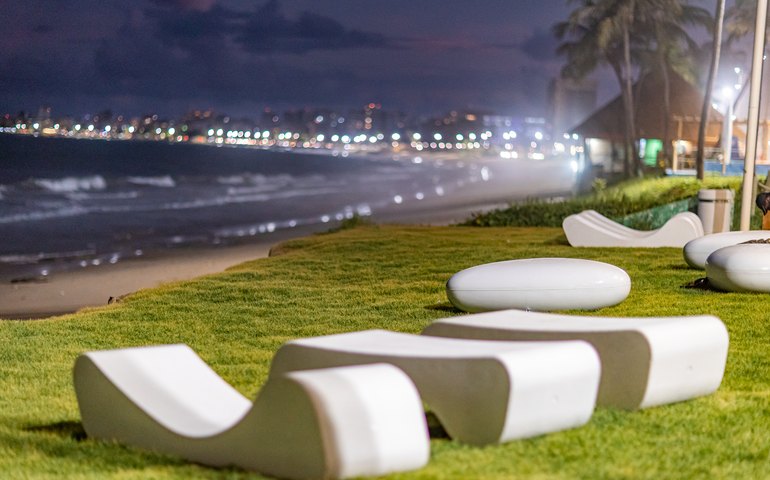 Praias de Jatiúca e Cruz das Almas recebem novos mobiliários