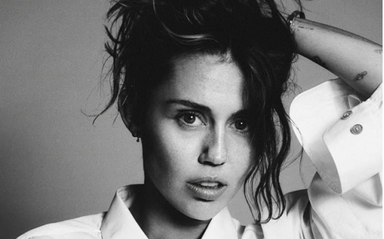 Miley Cyrus aposta na bela e reflexiva “Used To Be Young”