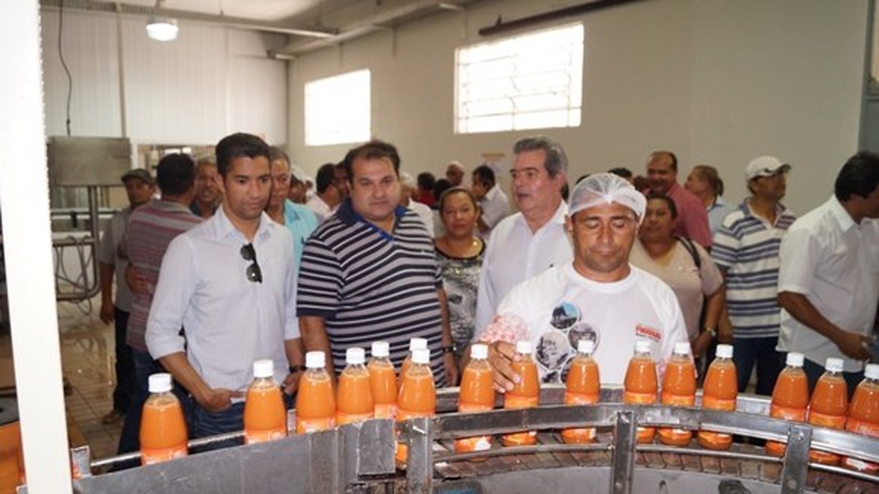 Secretários conhecem parque industrial de Pindorama, referência em cooperativismo