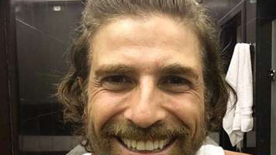 Reynaldo Gianecchini publica foto com novo visual para novela