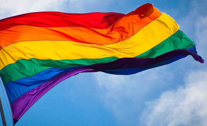 Itinerante promove casamento coletivo para casais LGBT
