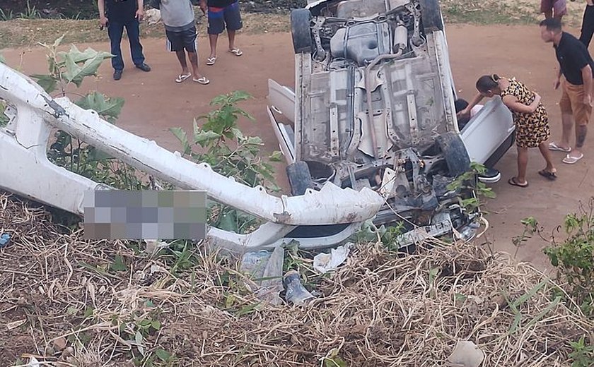 Mulher fica ferida após carro cair em ribanceira na Avenida Leste-Oeste, em Maceió