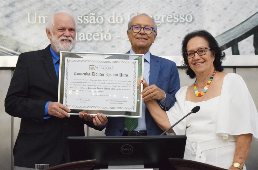Parlamento da ALE entrega comenda ao médico alagoano Adávio de Oliveira e Silva