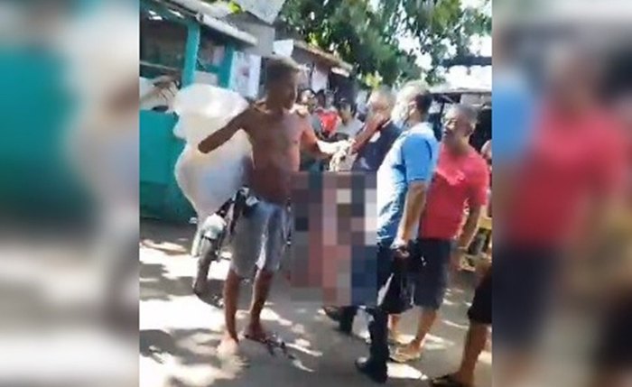 Imagens mostram homem vendendo carne em feira