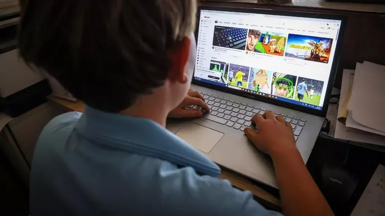 Proibição de menores de 16 anos em redes sociais na Austrália entra em vigor