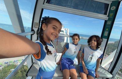 Estudantes de escola municipal participam de dia de lazer na roda-gigante