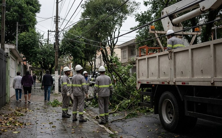 MP de SP manifesta 'total insatisfação' com atuação da Enel após vendaval