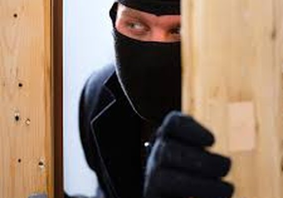 Homem é preso após invadir casa de sobrinho e agredi-lo no Benedito Bentes