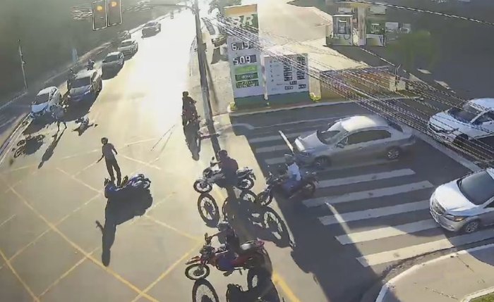 Motociclista avança sinal, atinge outras duas motos e trava Leste-Oeste