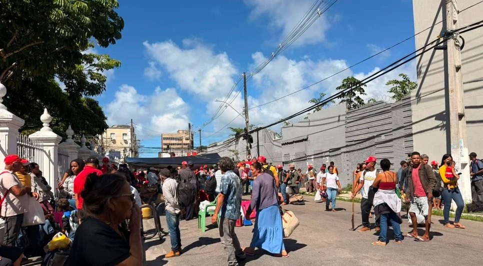 Agricultores completaram três dias de acampamento em frente ao Palácio República dos Palmares cobrando solução para evitar o despejo de cerca de 5 mil famílias. - Foto: Gabriela Garrido/Francês News
