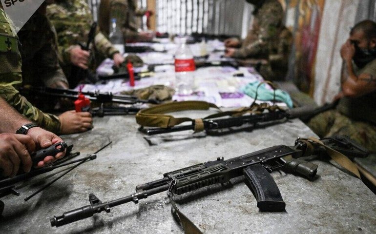 🪖 O comunicado do ministério acrescenta que, no último dia, o agrupamento russo Tsentr (Centro) liquidou mais de 530 militares ucranianos, um blindado, 11 caminhonetes e três peças de artilharia de campo.