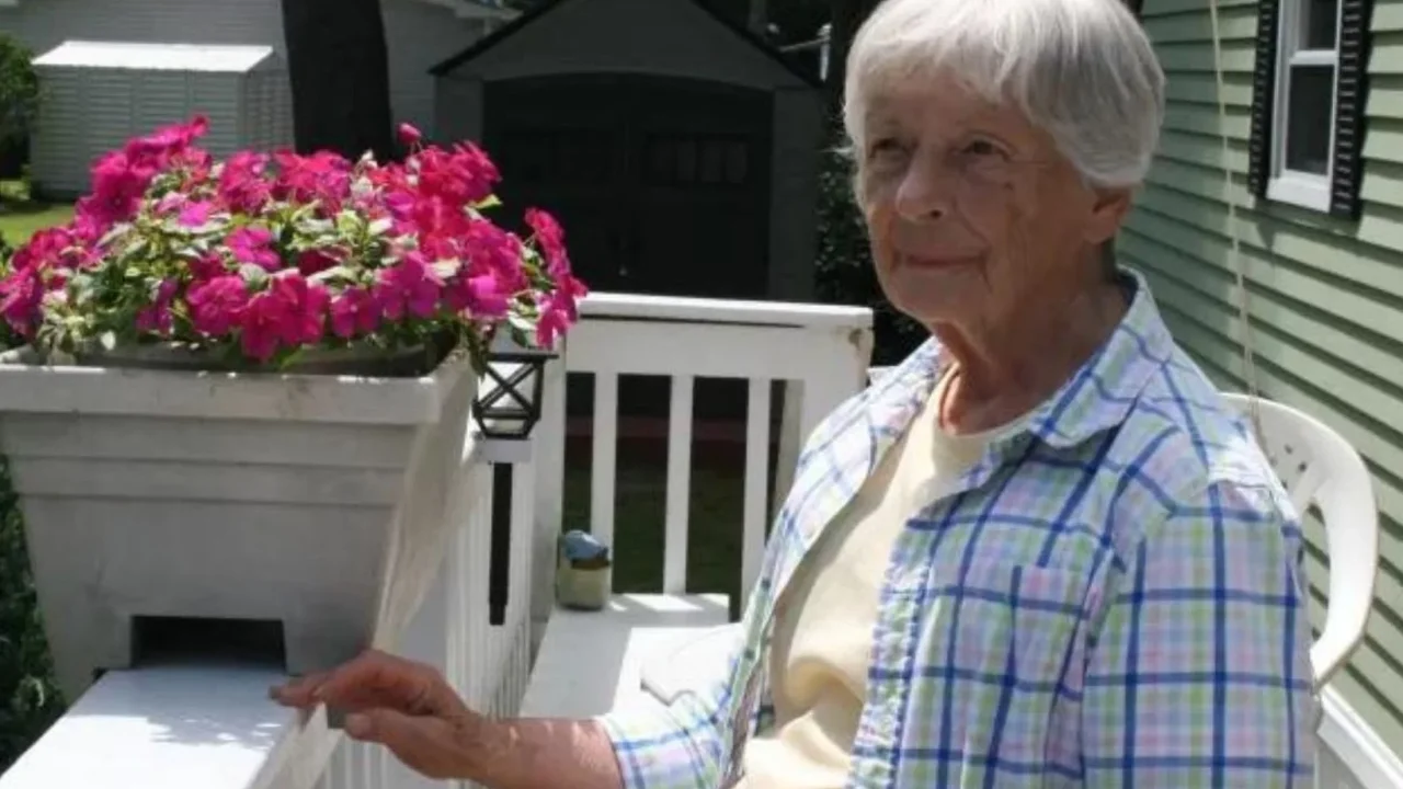 Idosa de 87 anos luta contra jovem que invadiu a casa dela e depois oferece comida a ele