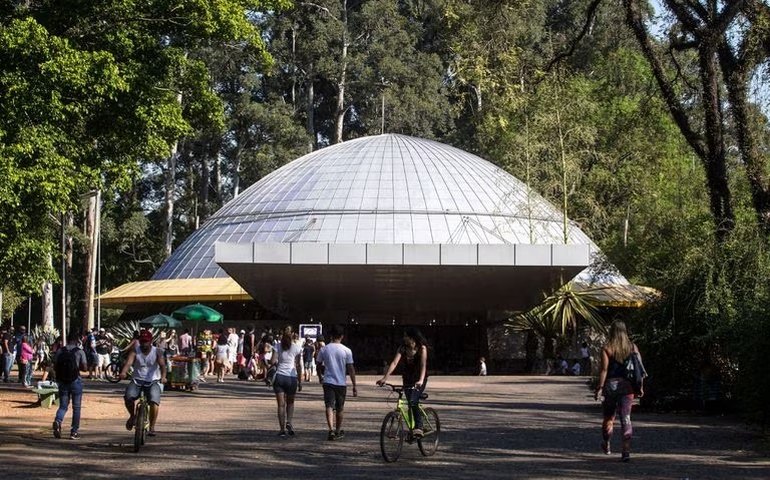Velório de Rita Lee é aberto ao público no local que ela chamava de 'floresta encantada'