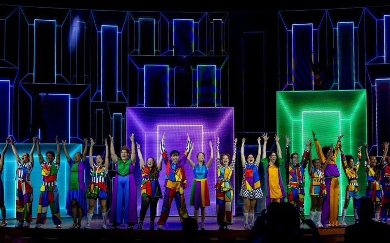 Sucesso de público e crítica, o espetáculo Fala Sério, Mãe! – Elas só mudam de endereço Ganha sessões extras no Roxy nas últimas semanas da temporada